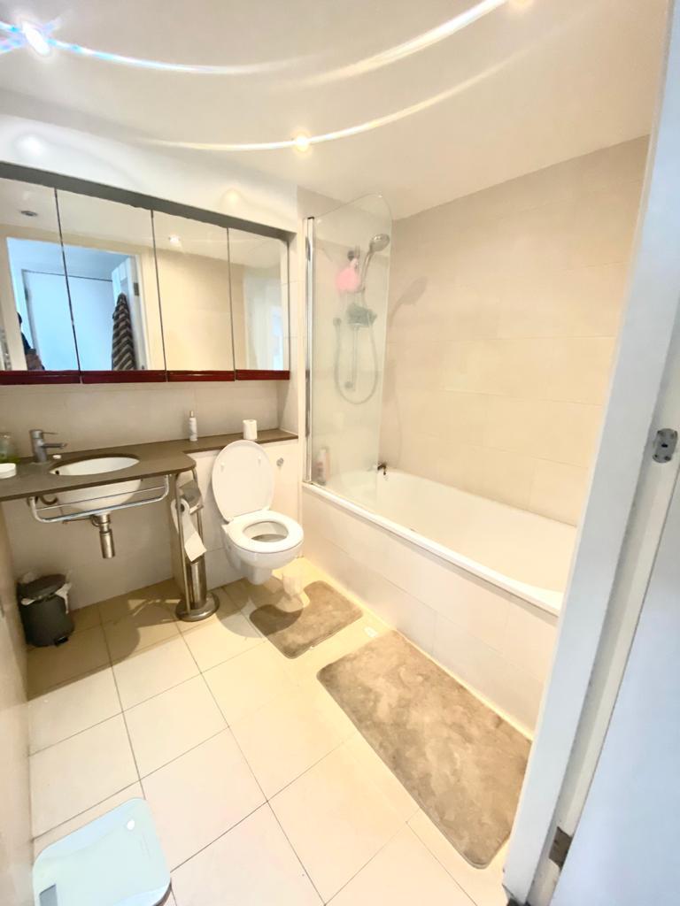 2 Bedroom Flat for Sale in Canary Wharf, E16 1BQ