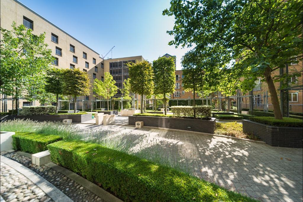 2 Bedroom Apartment to Rent in Canary Wharf, South Quay, E14 8JX