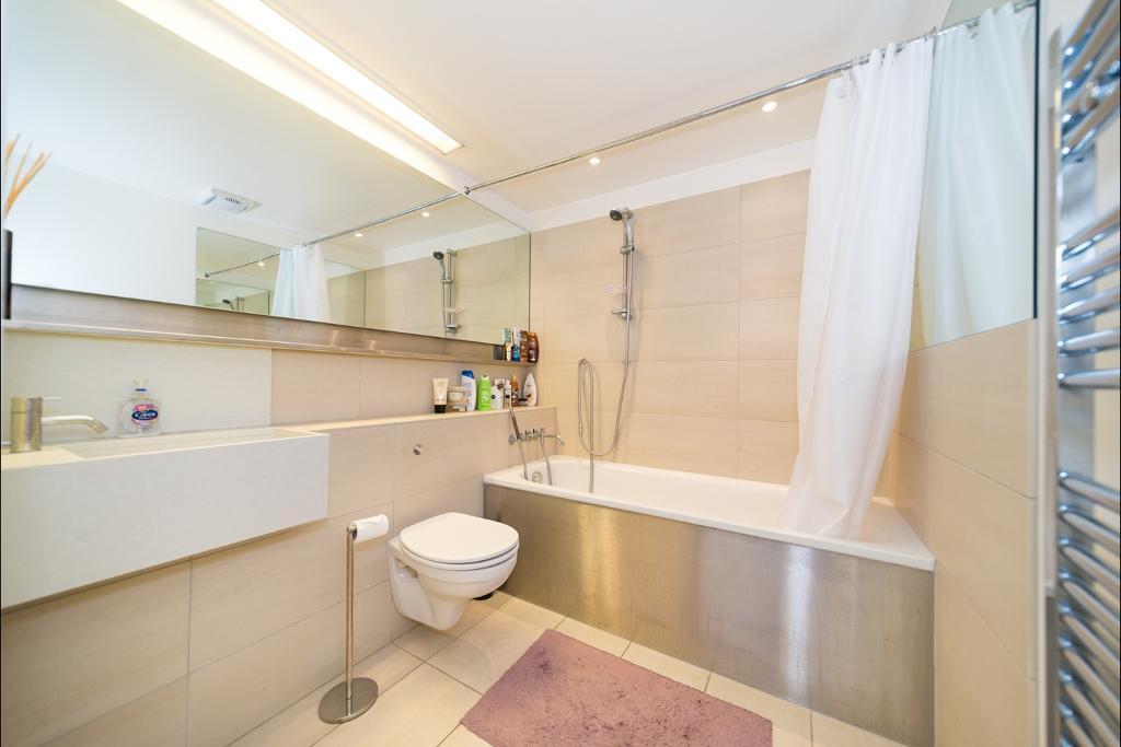 2 Bedroom Apartment to Rent in Canary Wharf, South Quay, E14 8JX