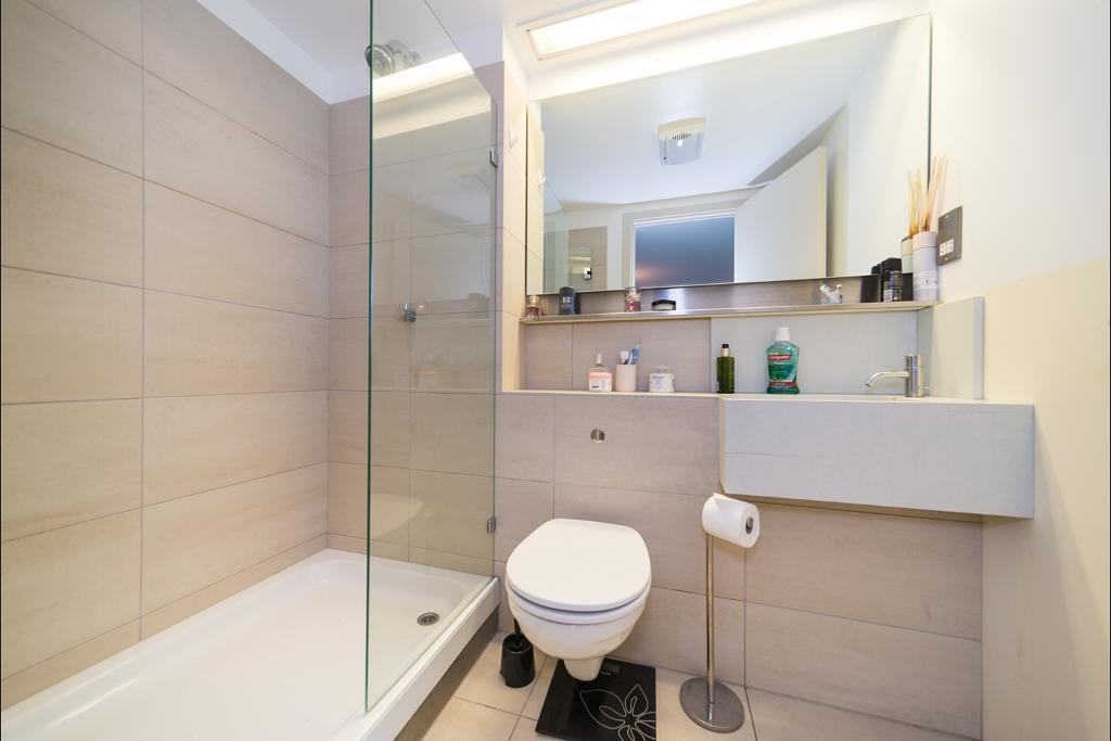 2 Bedroom Apartment to Rent in Canary Wharf, South Quay, E14 8JX