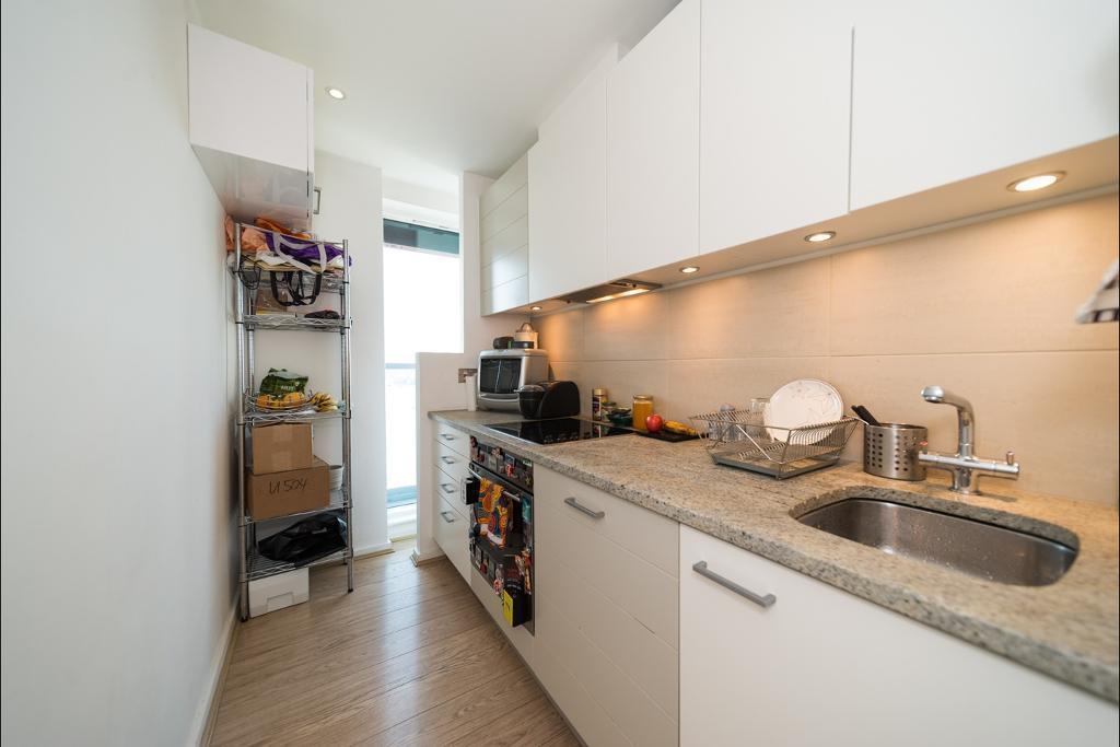 2 Bedroom Apartment to Rent in Canary Wharf, South Quay, E14 8JX