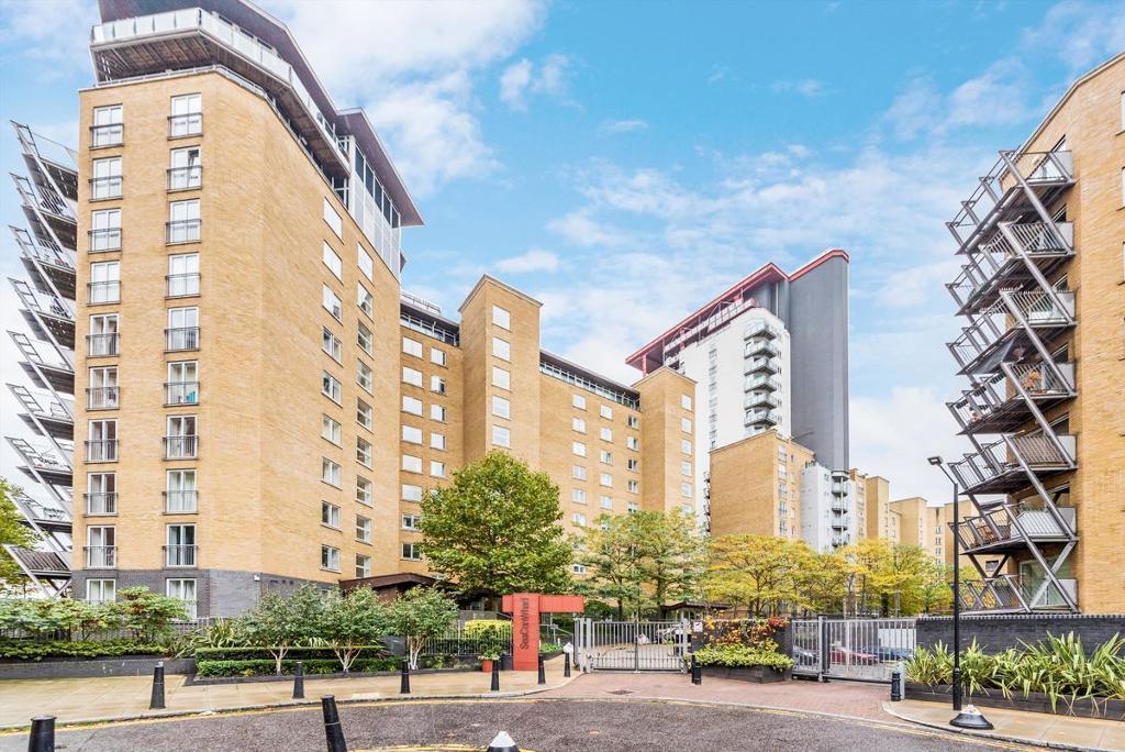 2 Bedroom Apartment to Rent in Canary Wharf, South Quay, E14 8JX