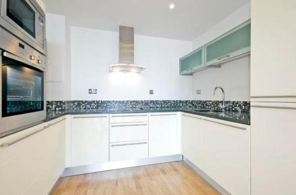 1 Bedroom Apartment to Rent in South Quay, E14 9HB