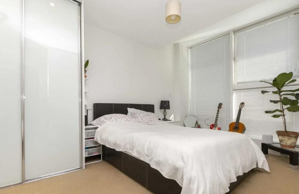 2 Bedroom Apartment to Rent in Gallions Reach, E16 2FF