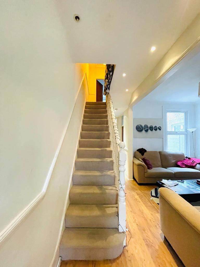 4 Bedroom Town House to Rent in Tooting Broadway, SW17 9AR