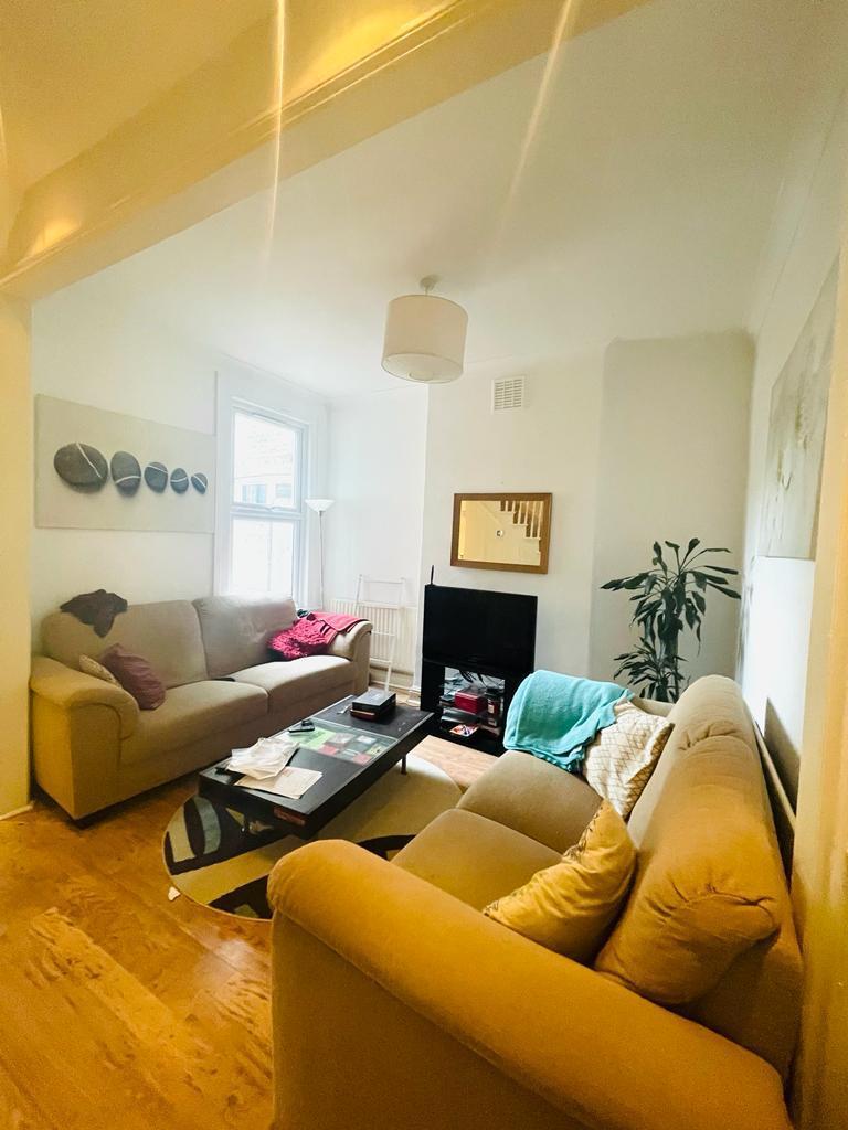 4 Bedroom Town House to Rent in Tooting Broadway, SW17 9AR