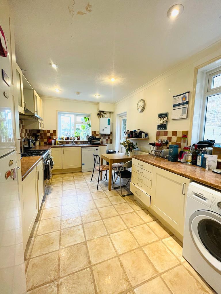 4 Bedroom Town House to Rent in Tooting Broadway, SW17 9AR