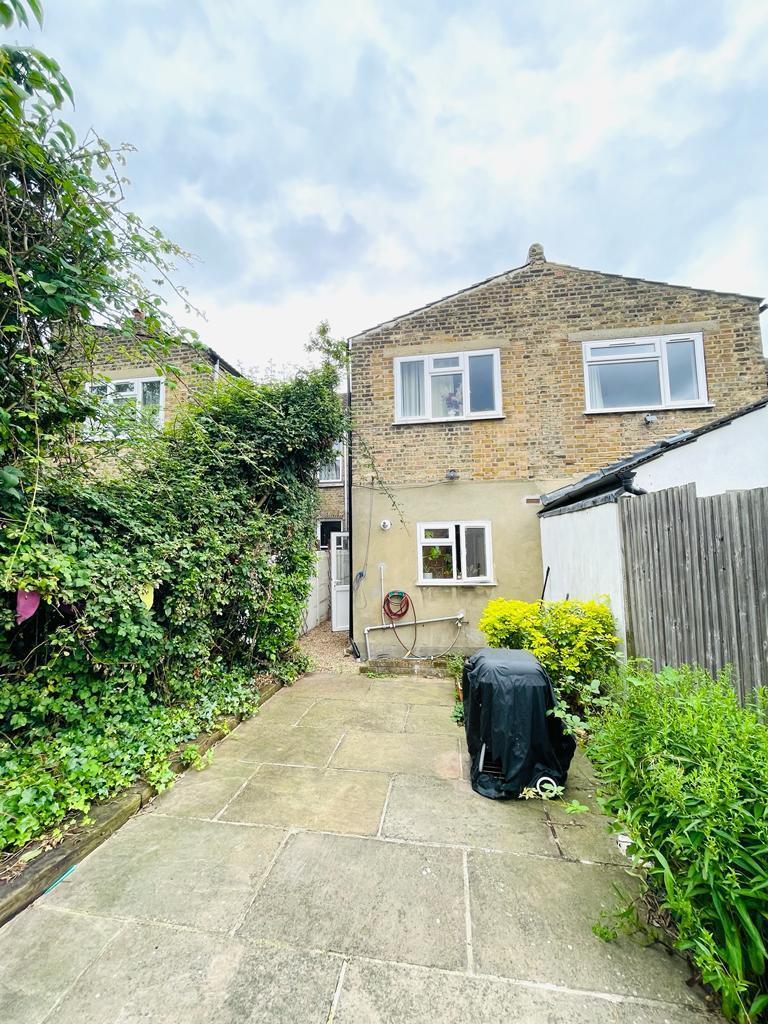 4 Bedroom Town House to Rent in Tooting Broadway, SW17 9AR