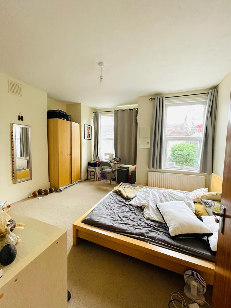 4 Bedroom Town House to Rent in Tooting Broadway, SW17 9AR
