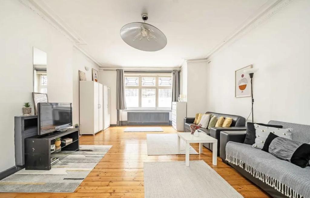 3 Bedroom Flat to Rent in Marylebone, Hyde Park, Regents Park, NW1 5AY