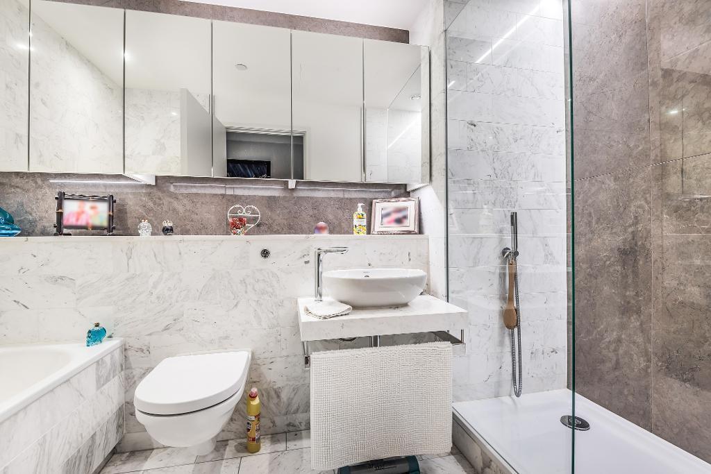 2 Bedroom Apartment for Sale in Canary Wharf, E14 9BF