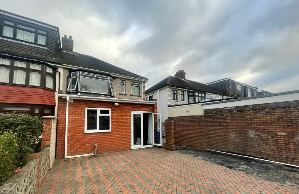 3 Bedroom Semi-Detached to Rent in Ilford, IG3 9DB