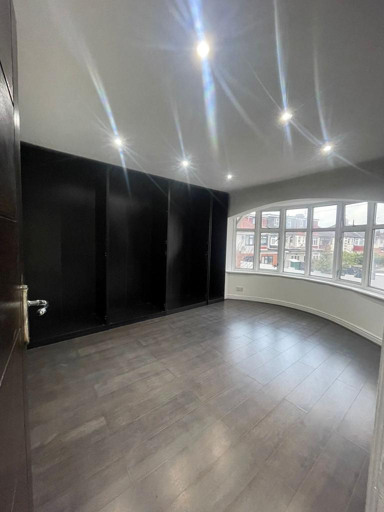 3 Bedroom Semi-Detached to Rent in Ilford, IG3 9DB