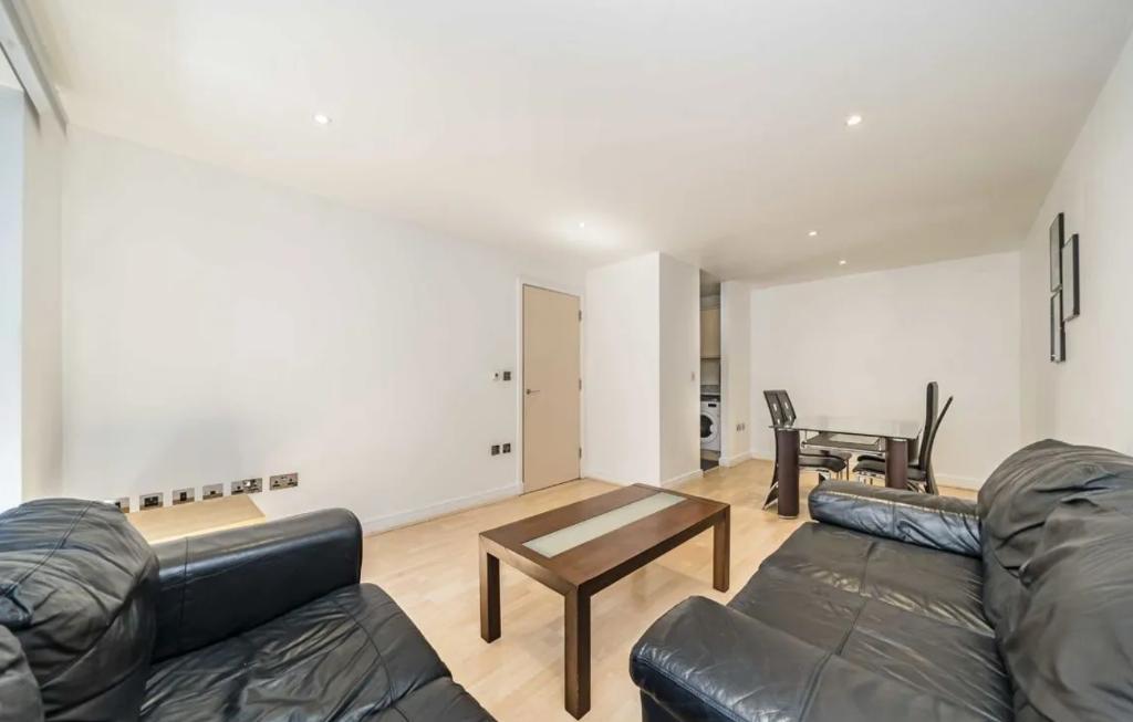 3 Bedroom Apartment to Rent in Royal Victoria Docks,Excel, E16 1BJ