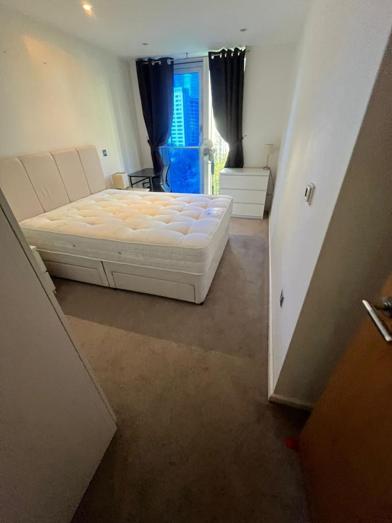 1 Bedroom Apartment for Sale in South Quay, E14 9HW
