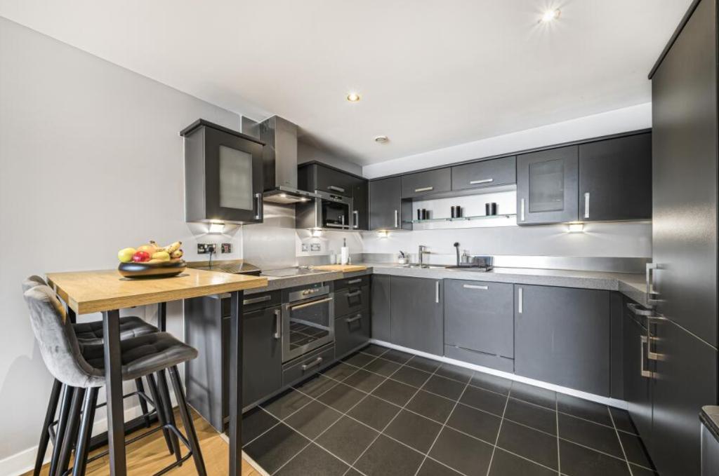 1 Bedroom Flat to Rent in Royal Victoria Docks, Excel, E16 1AQ