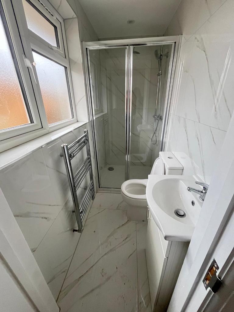 4 Bedroom Detached to Rent in Tooting, South Wimbledon, SW19 2UJ