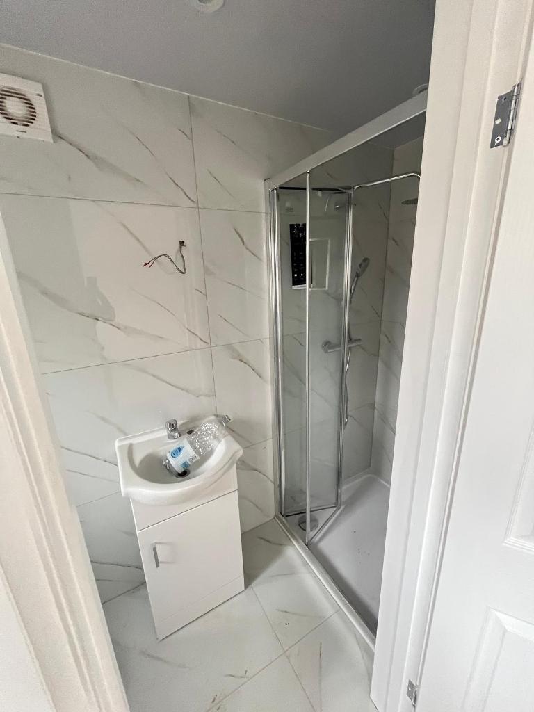 4 Bedroom Detached to Rent in Tooting, South Wimbledon, SW19 2UJ