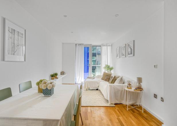 1 Bedroom Flat to Rent in Canary Wharf, South Quay, E14 9HW