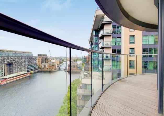 2 Bedroom Flat to Rent in Canary Wharf, South Quay, E14 9HW