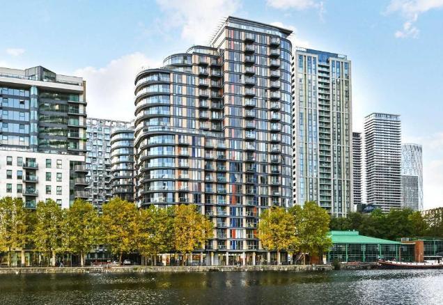 2 Bedroom Flat to Rent in Canary Wharf, South Quay, E14 9HW