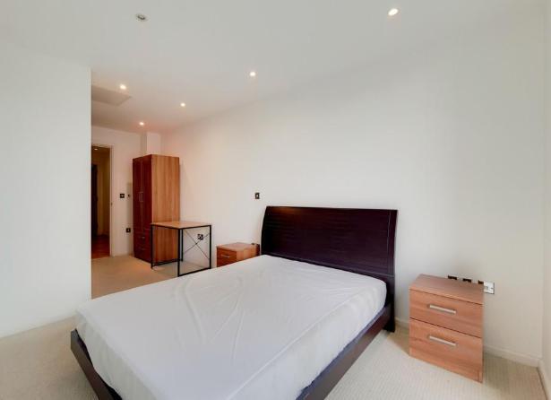 2 Bedroom Flat to Rent in Canary Wharf, South Quay, E14 9HW