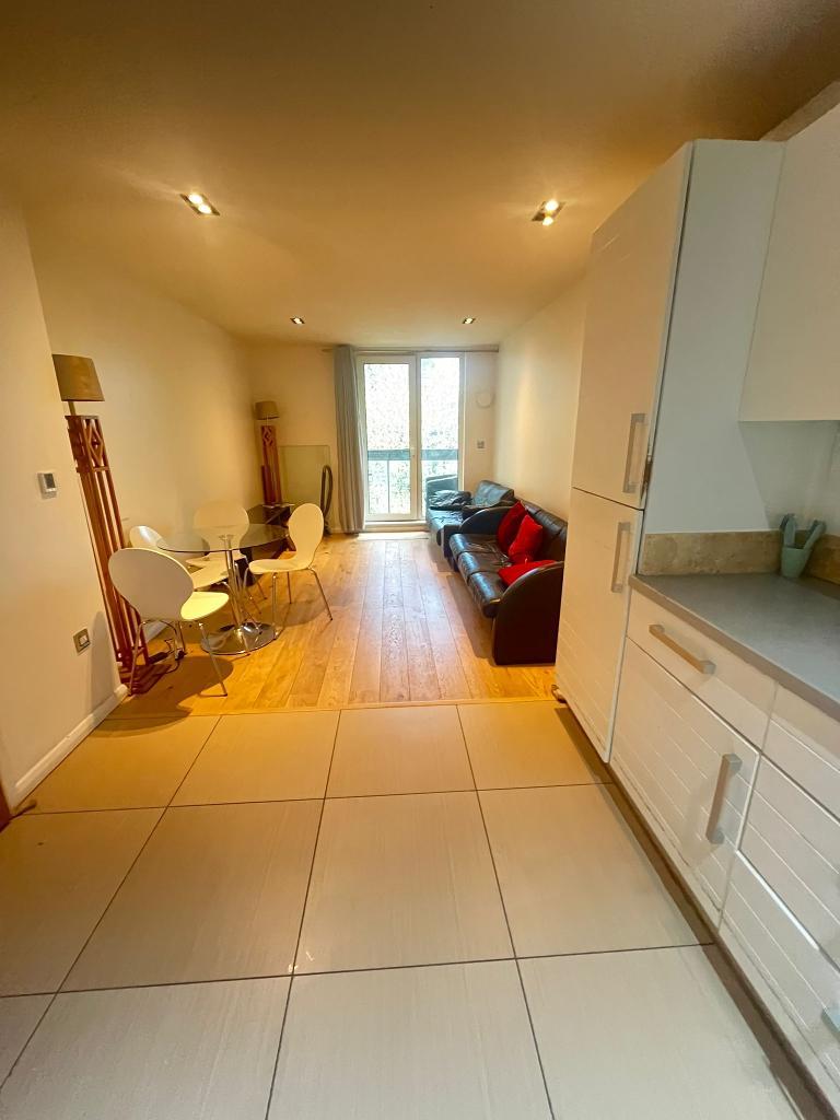 2 Bedroom Flat to Rent in Canary Wharf, E14 9LS