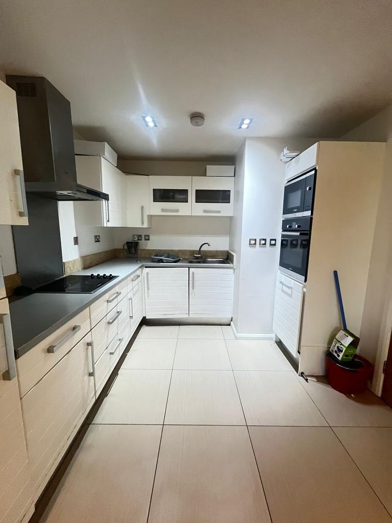 2 Bedroom Flat to Rent in Canary Wharf, E14 9LS