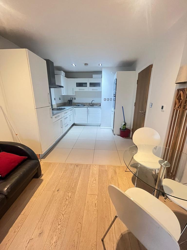 2 Bedroom Flat to Rent in Canary Wharf, E14 9LS