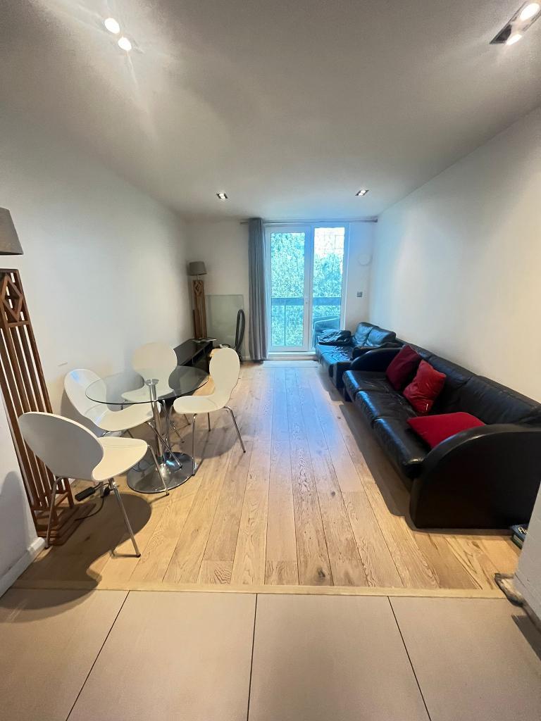 2 Bedroom Flat to Rent in Canary Wharf, E14 9LS