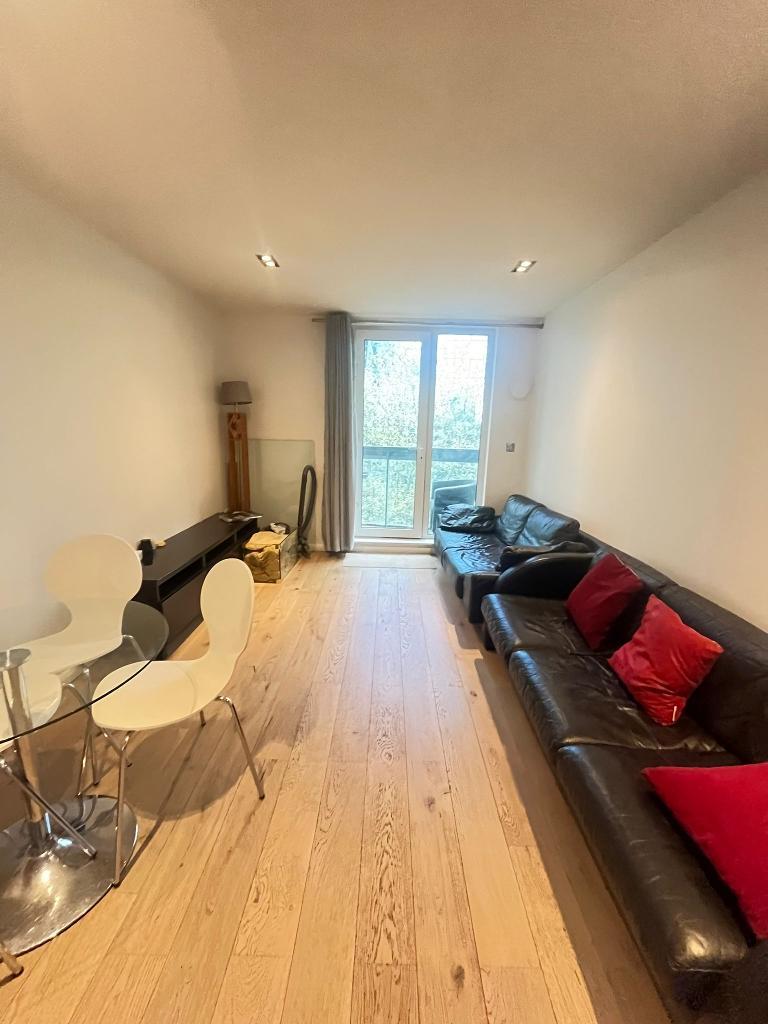 2 Bedroom Flat to Rent in Canary Wharf, E14 9LS