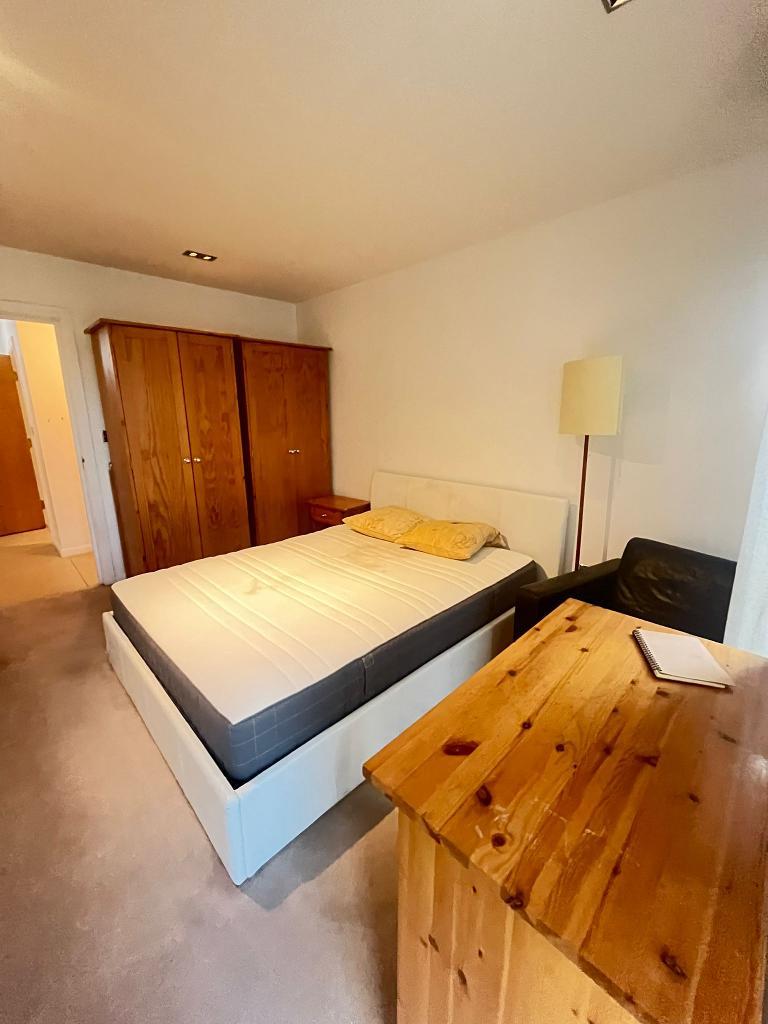 2 Bedroom Flat to Rent in Canary Wharf, E14 9LS