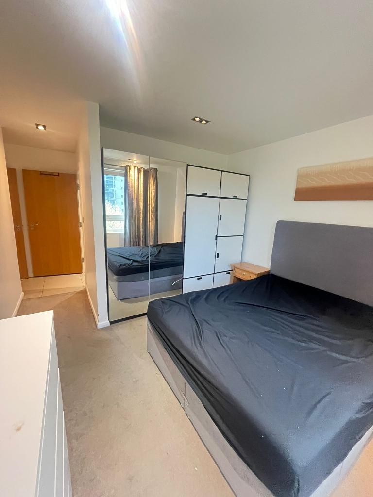2 Bedroom Flat to Rent in Canary Wharf, E14 9LS