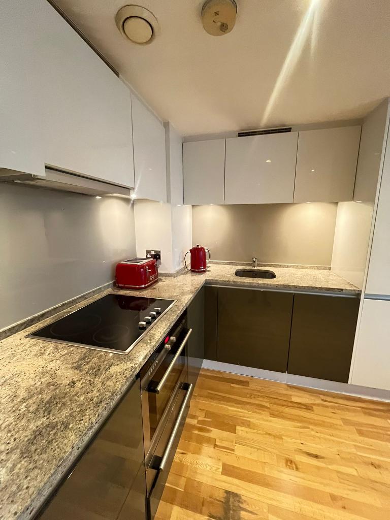 1 Bedroom Flat to Rent in Canary Wharf, South Quay, E14 9AF