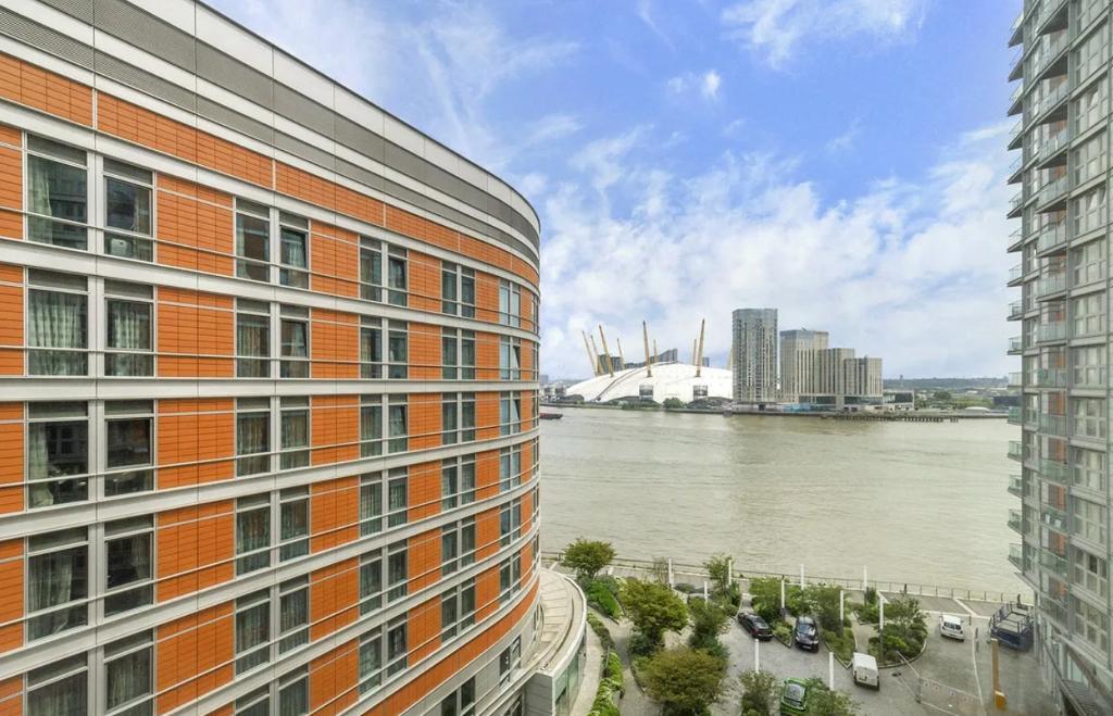 2 Bedroom Apartment for Sale in Blackwall, Canary Wharf, E14 9JD