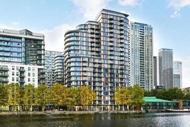 2 Bedroom Apartment to Rent in South Quay, Canary Wharf, E14 9HW