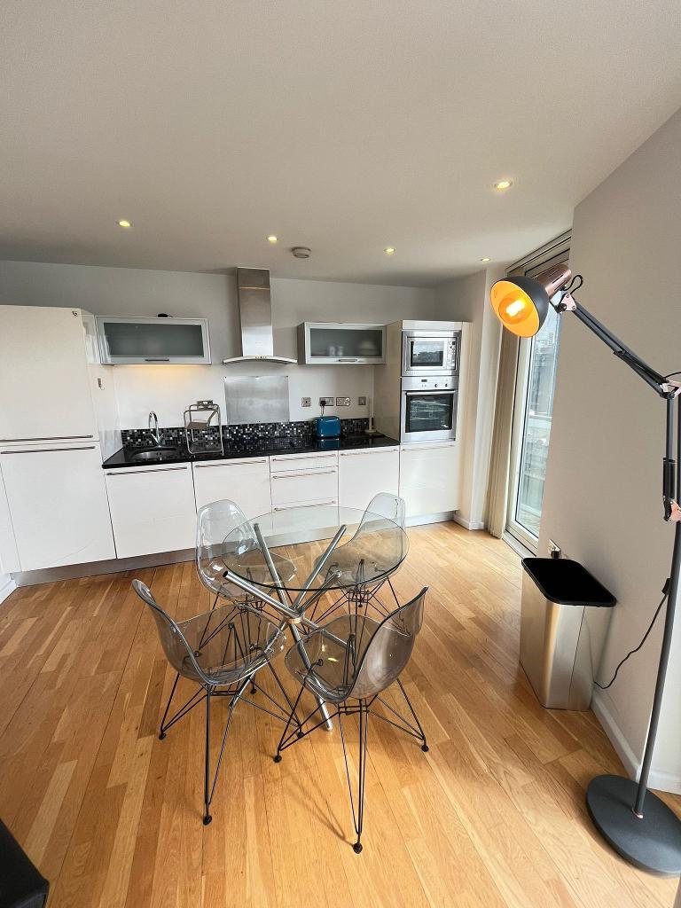 2 Bedroom Apartment to Rent in South Quay, Canary Wharf, E14 9HW