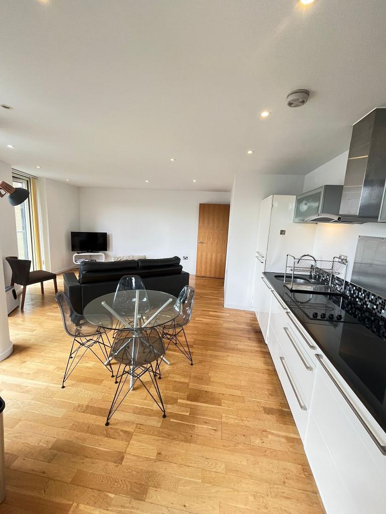 2 Bedroom Apartment to Rent in South Quay, Canary Wharf, E14 9HW