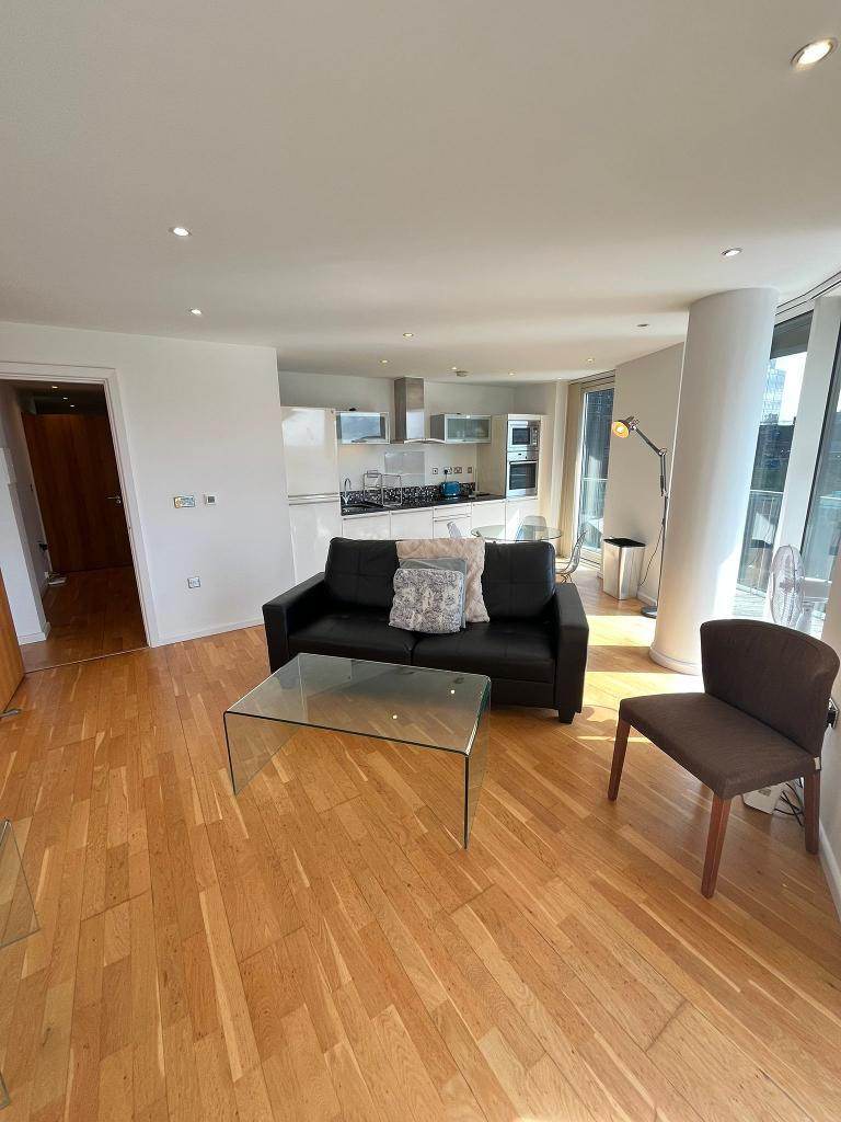 2 Bedroom Apartment to Rent in South Quay, Canary Wharf, E14 9HW