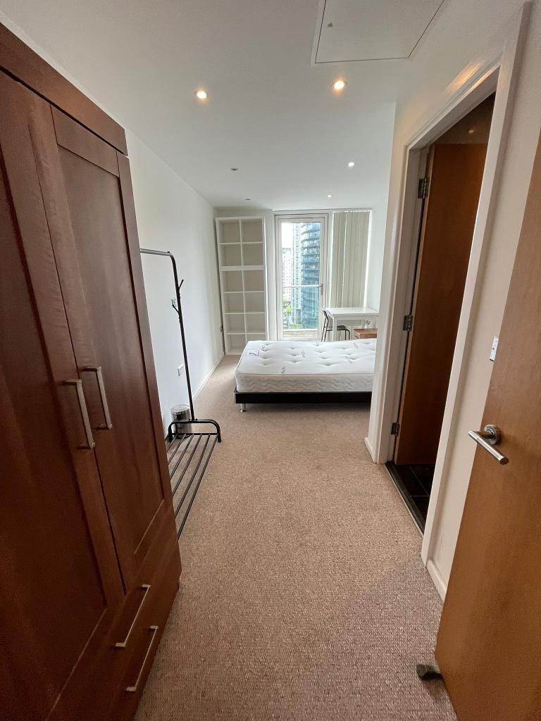 2 Bedroom Apartment to Rent in South Quay, Canary Wharf, E14 9HW