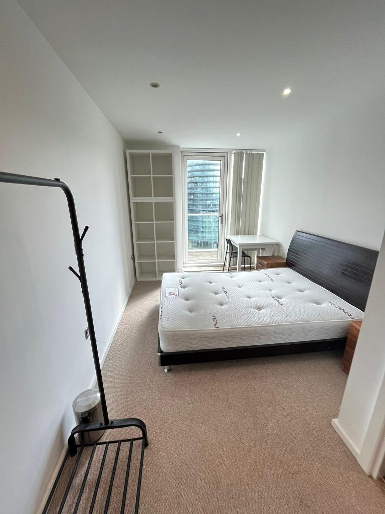 2 Bedroom Apartment to Rent in South Quay, Canary Wharf, E14 9HW