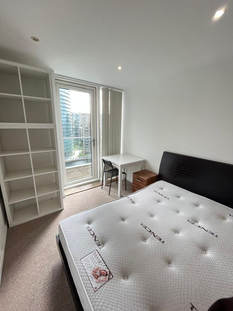 2 Bedroom Apartment to Rent in South Quay, Canary Wharf, E14 9HW