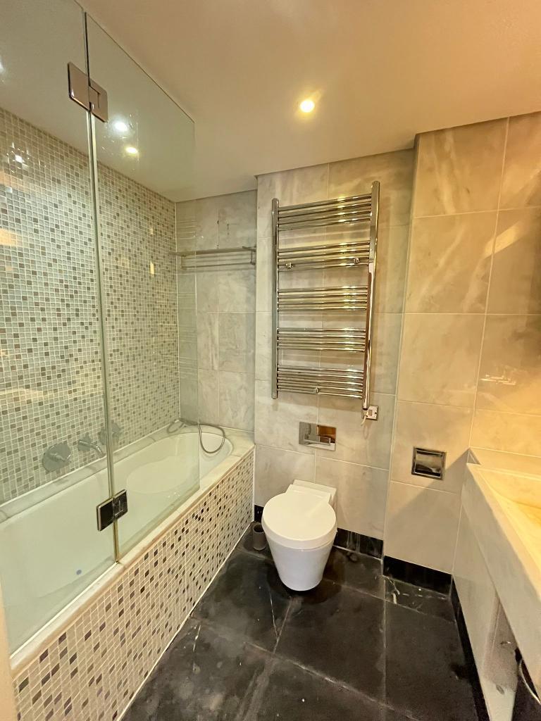 2 Bedroom Apartment to Rent in South Quay, Canary Wharf, E14 9HW
