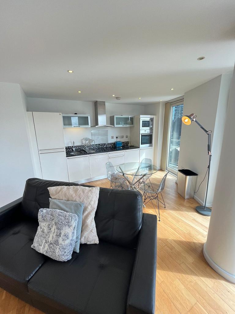 2 Bedroom Apartment to Rent in South Quay, Canary Wharf, E14 9HW