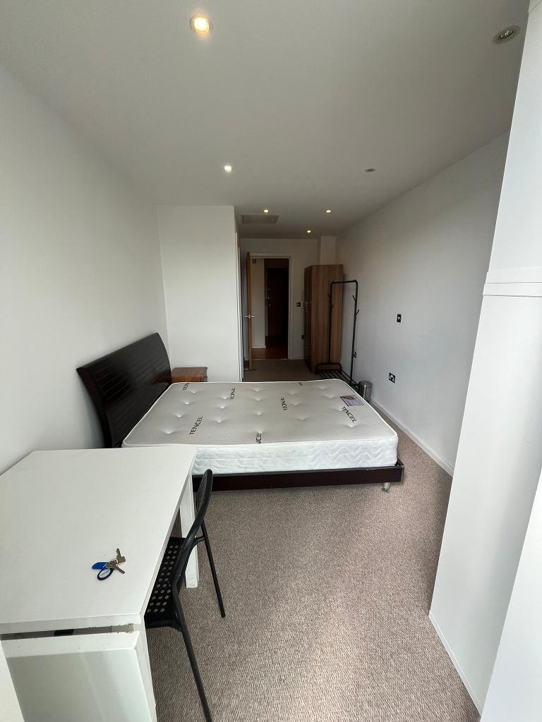 2 Bedroom Apartment to Rent in South Quay, Canary Wharf, E14 9HW