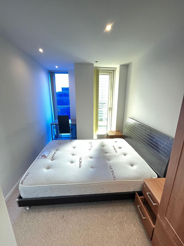 2 Bedroom Apartment to Rent in South Quay, Canary Wharf, E14 9HW