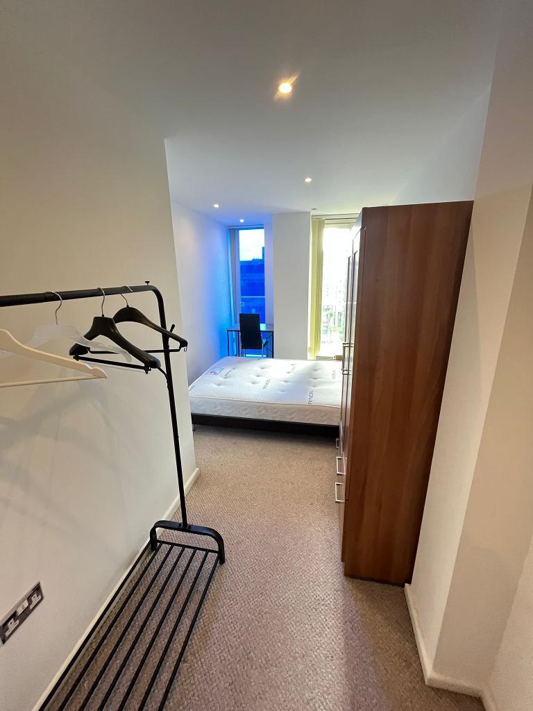 2 Bedroom Apartment to Rent in South Quay, Canary Wharf, E14 9HW