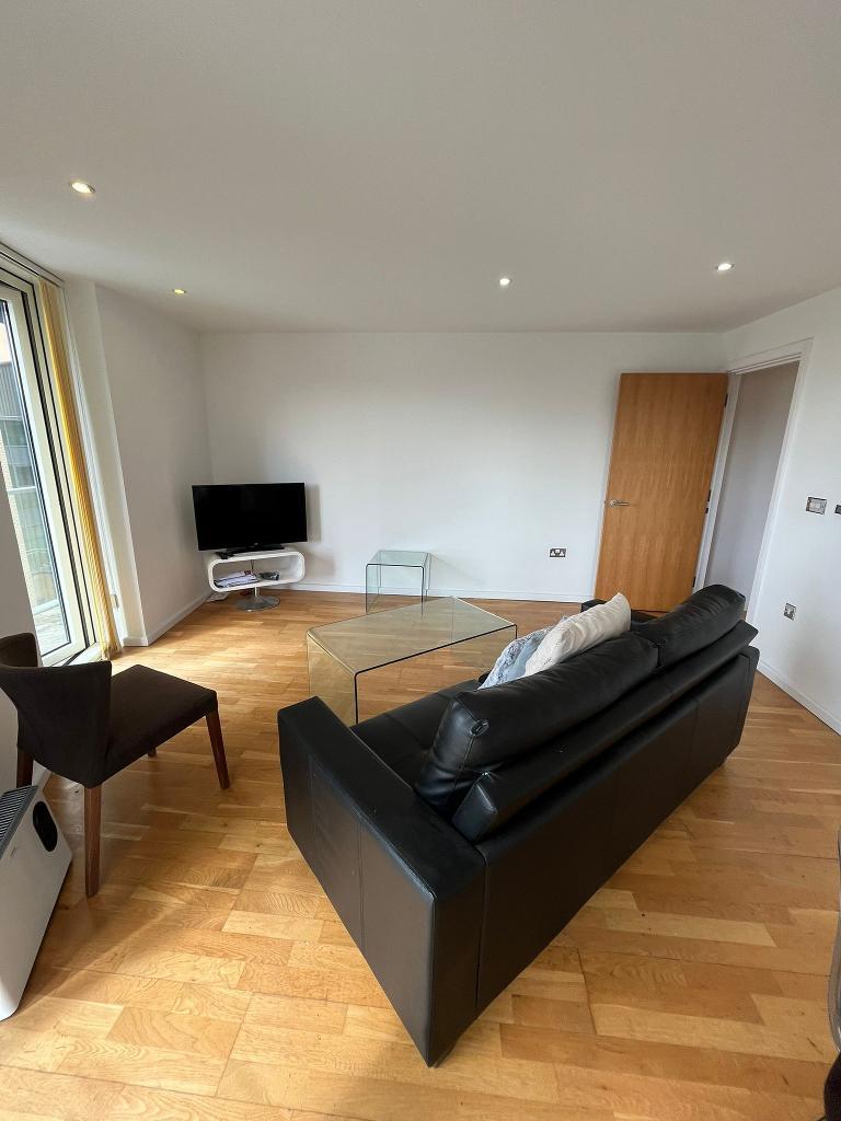 2 Bedroom Apartment to Rent in South Quay, Canary Wharf, E14 9HW