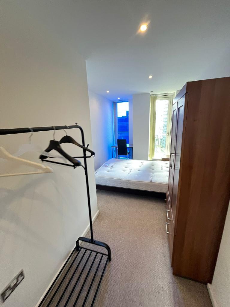 2 Bedroom Apartment to Rent in South Quay, Canary Wharf, E14 9HW