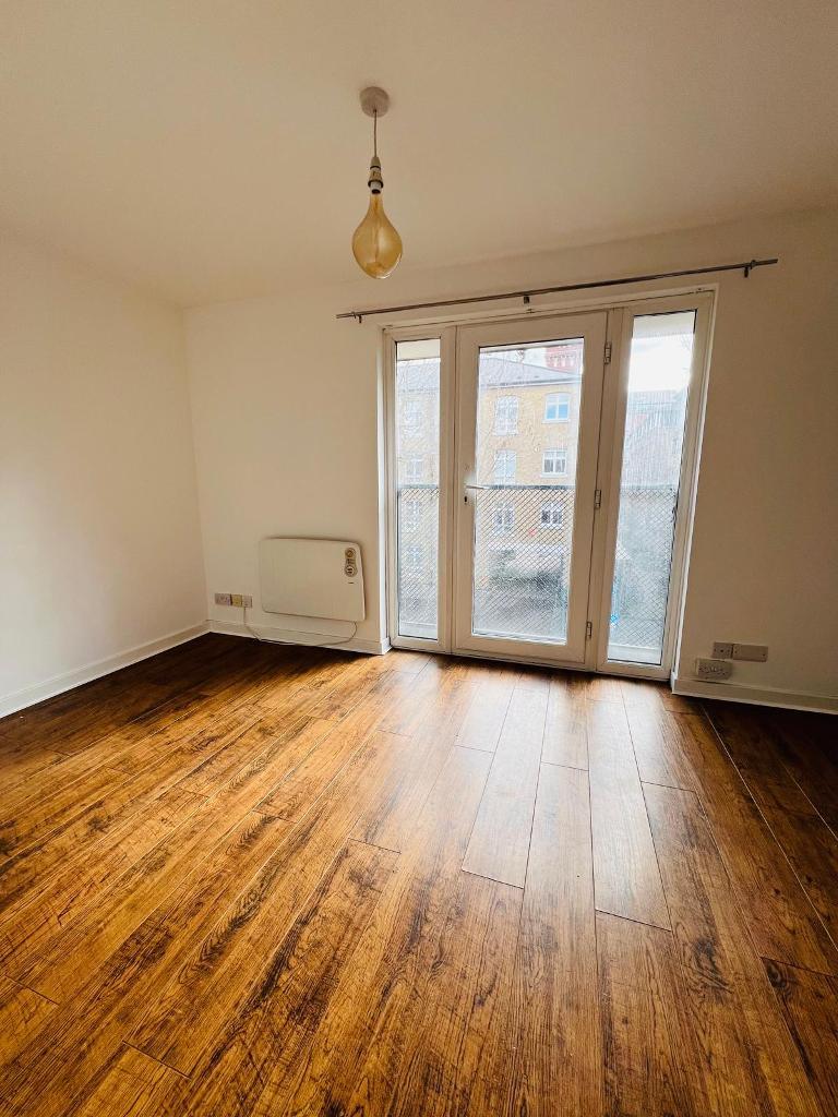 4 Bedroom Semi-Detached to Rent in Mile End, Stratford, Bethel green, E3 2TR